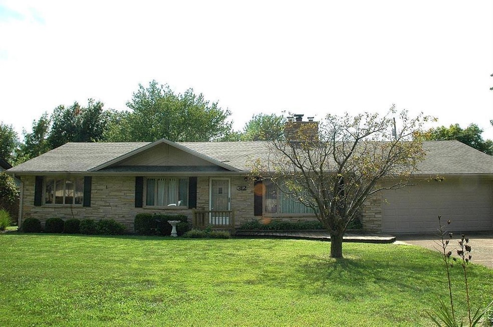 312 Center Place, Parsons, KS 67357 - photo 1