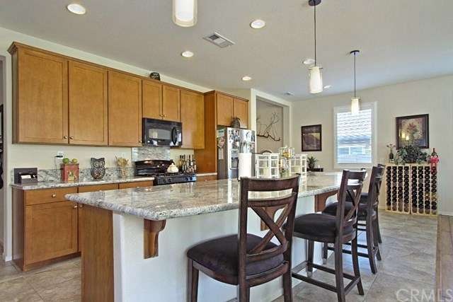 Large island with breakfast bar and beautiful gran