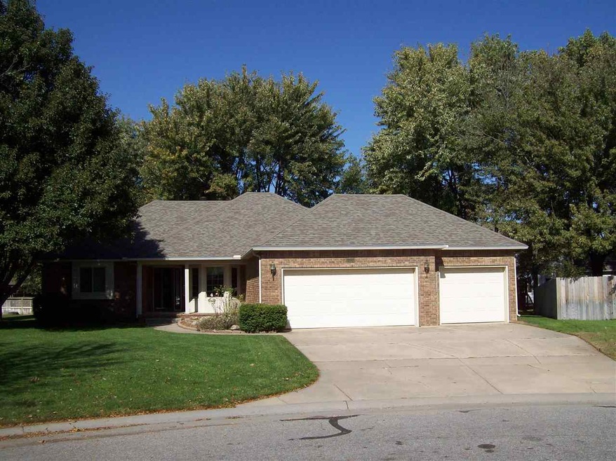 End of cul-de-sac, brick front, vinyl siding & tri