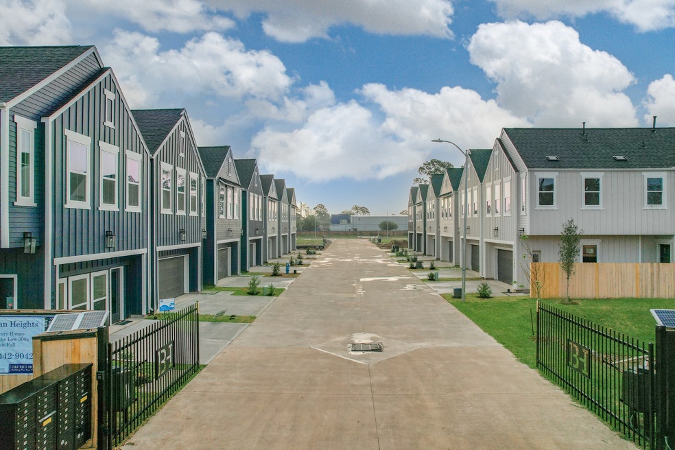 310 Charlock St, Houston, TX 77022 - photo 1