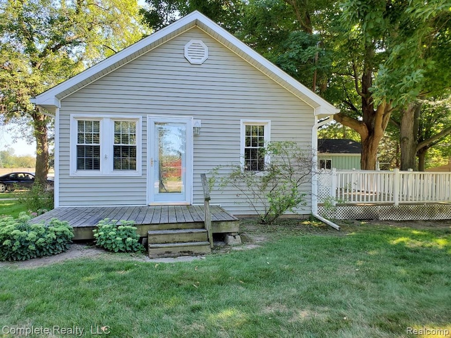 10137 Beecher Rd, Flushing, MI 48433 - photo 1