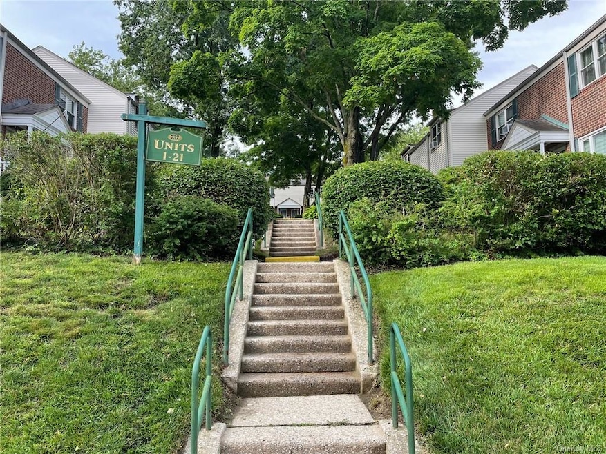 737 Tuckahoe Rd unit 3, Yonkers, NY 10710 - photo 1