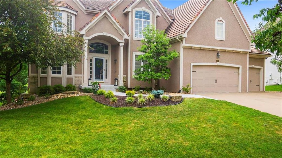 Beautiful 5 bedroom home in Falcon Ridge!