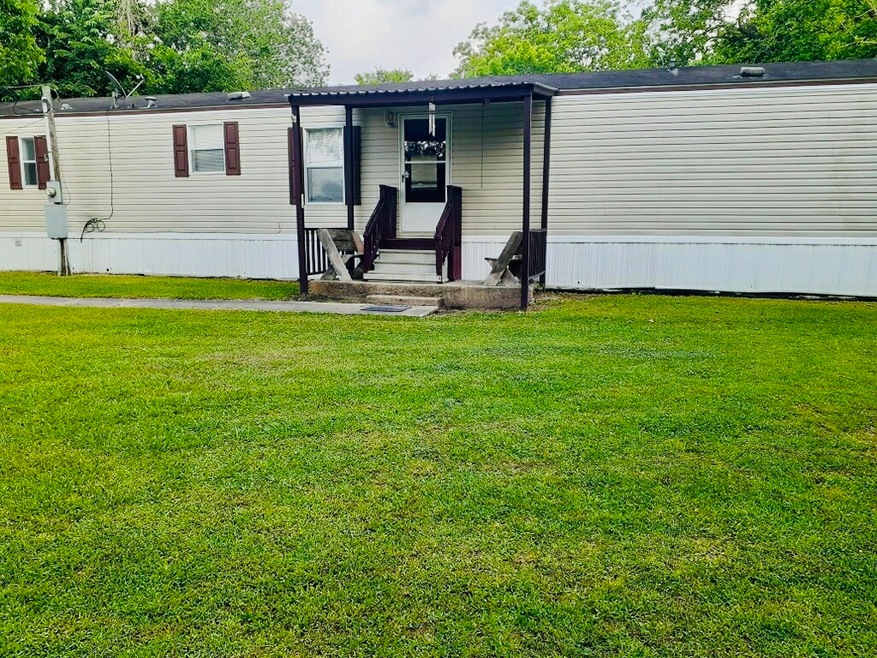 2010 Mobile home has been very well cared for by one owner.