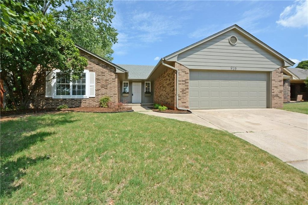 916 N Blackwelder Ave, Edmond, OK 73034 - photo 1