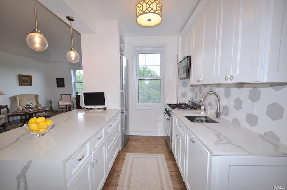 949 Palmer Rd unit 6N, Bronxville, NY 10708 - photo 1