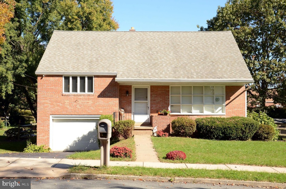 4005 Crestline Dr, Reading, PA 19606 - photo 1