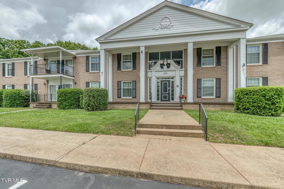 202 University Pkwy., Unit 4E-1