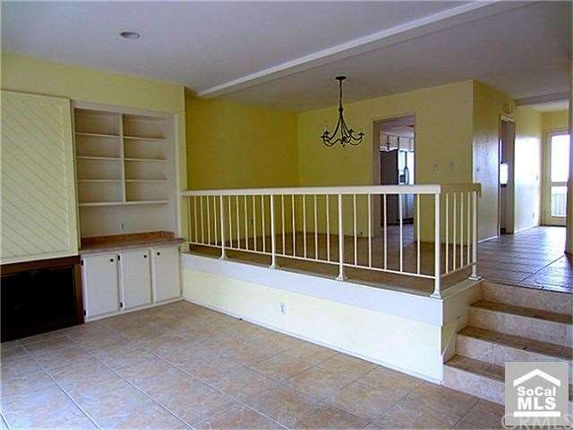 Lofty living room/dining room setup