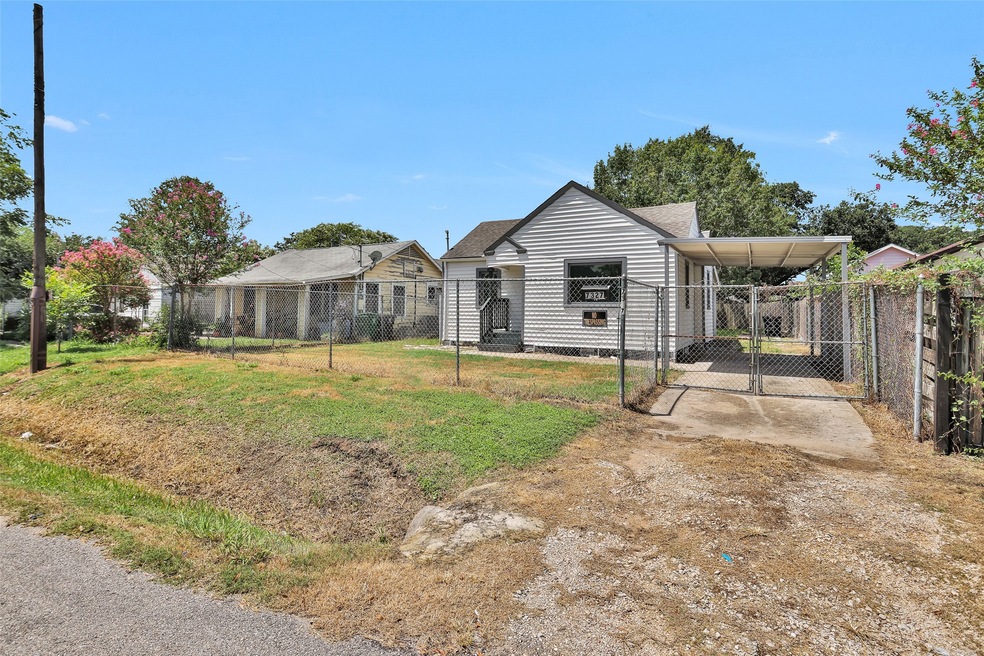 7327 Roswell St, Houston, TX 77022 - photo 1