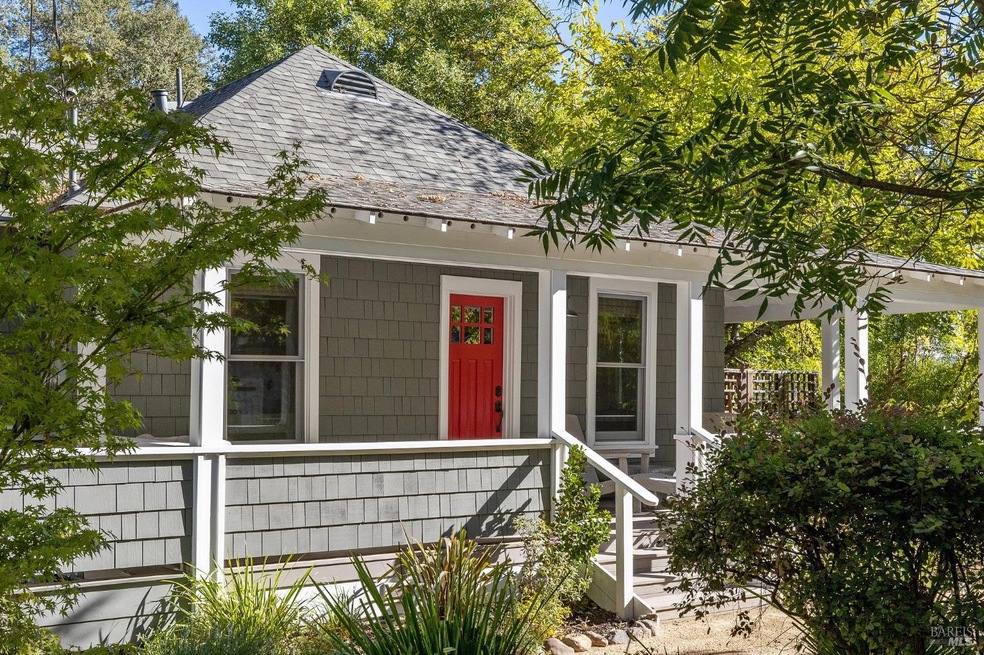 Beautifully Renovated 1918  Calistoga Craftsman Cottage