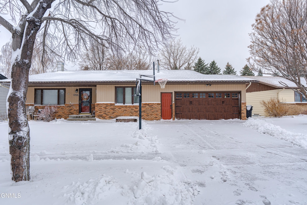 2720 Stevens St, Bismarck, ND 58503 - photo 1