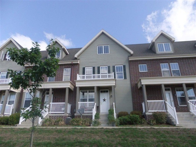 77 S Gardens Way unit 211, Fitchburg, WI 53711 - photo 1