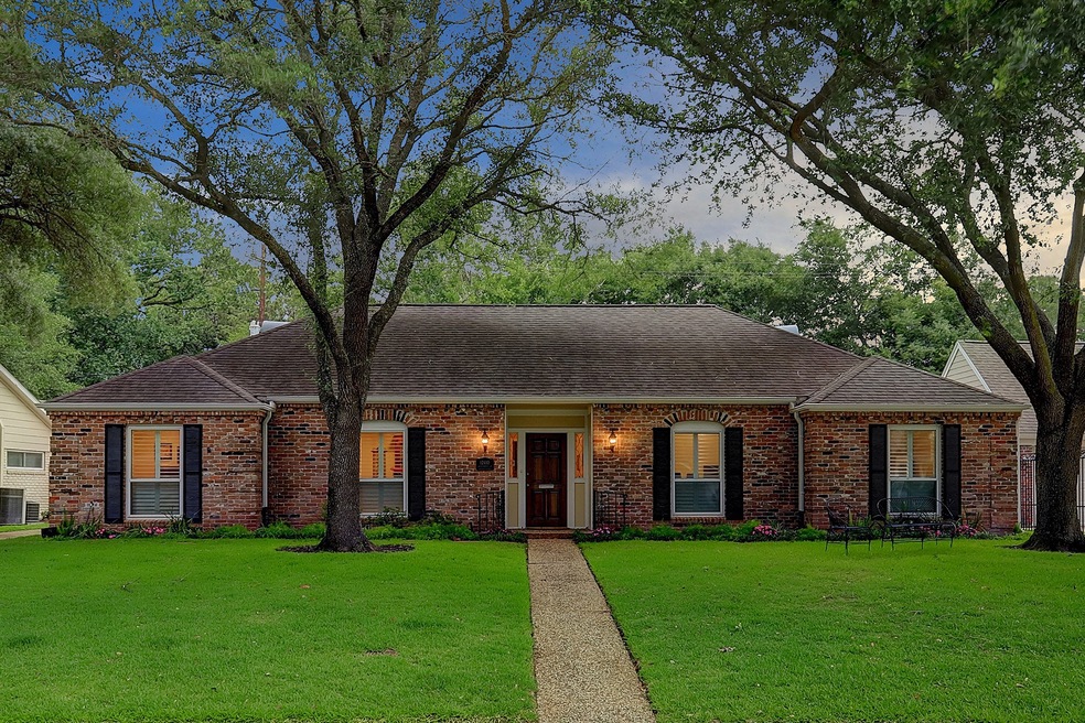 12410 Woodthorpe Ln, Houston, TX 77024 - photo 1