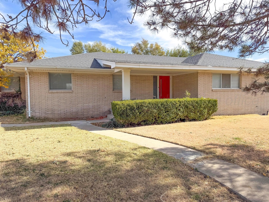 2216 Charles St, Pampa, TX 79065 - photo 1