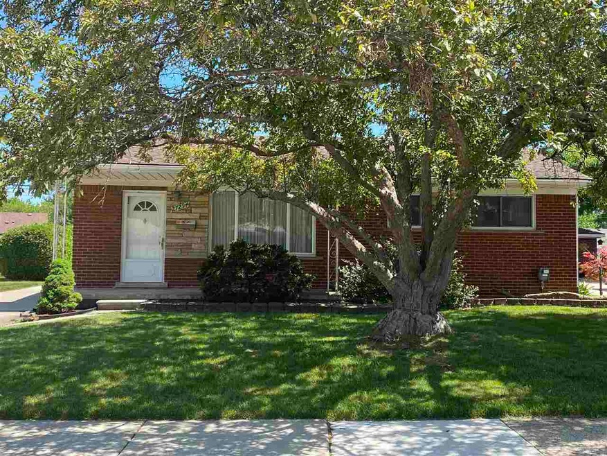 27294 E Crestmont St, Roseville, MI 48066 - photo 1