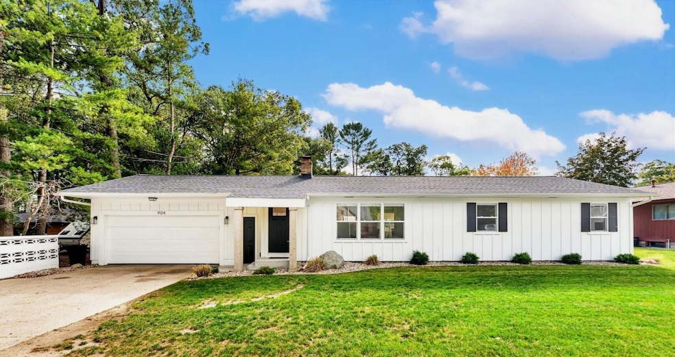 904 E Savidge St, Spring Lake, MI 49456 - photo 1