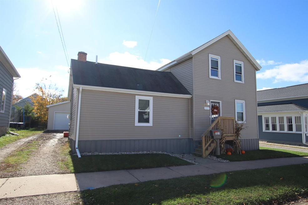 327 W 7th Ave, Oshkosh, WI 54902 - photo 1
