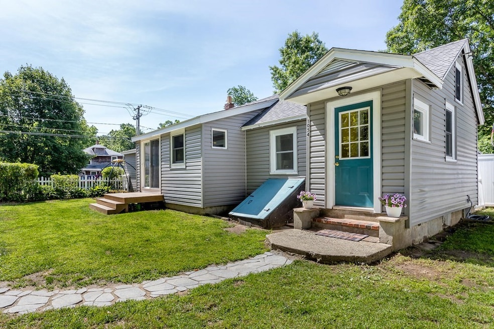 1054 Monponsett St, Hanson, MA 02341 - photo 1