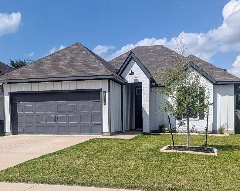View of front of house featuring a garage, concret