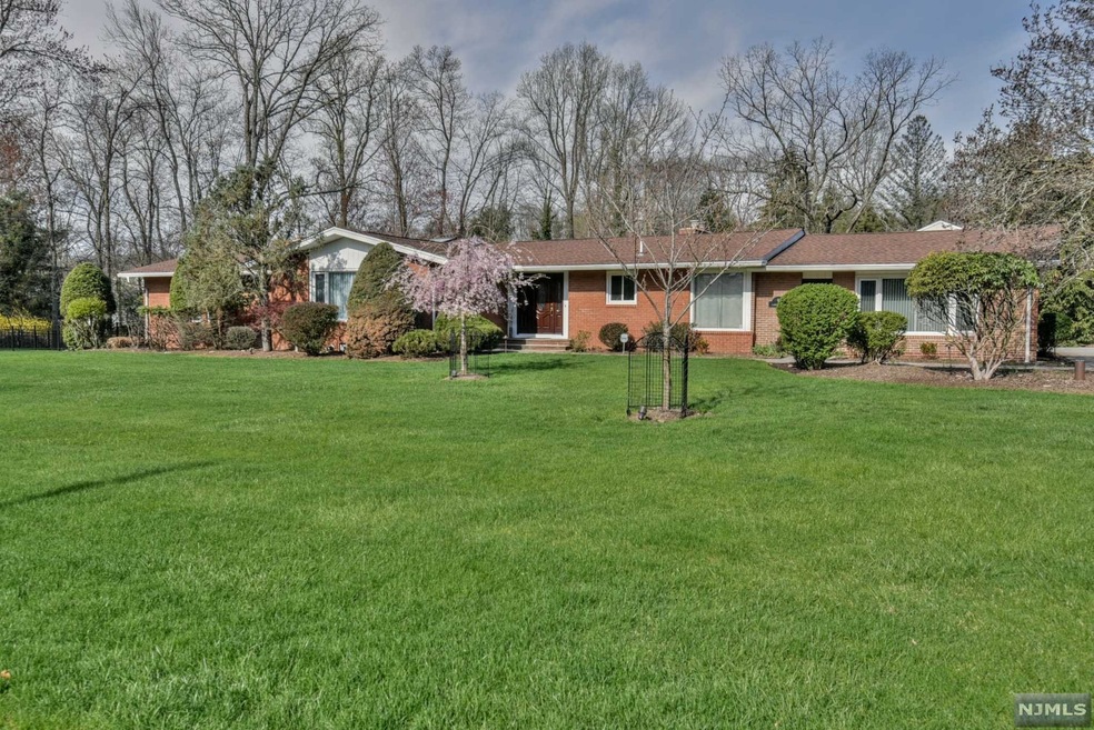 9 Lambert Ln, Upper Saddle River, NJ 07458 - photo 1