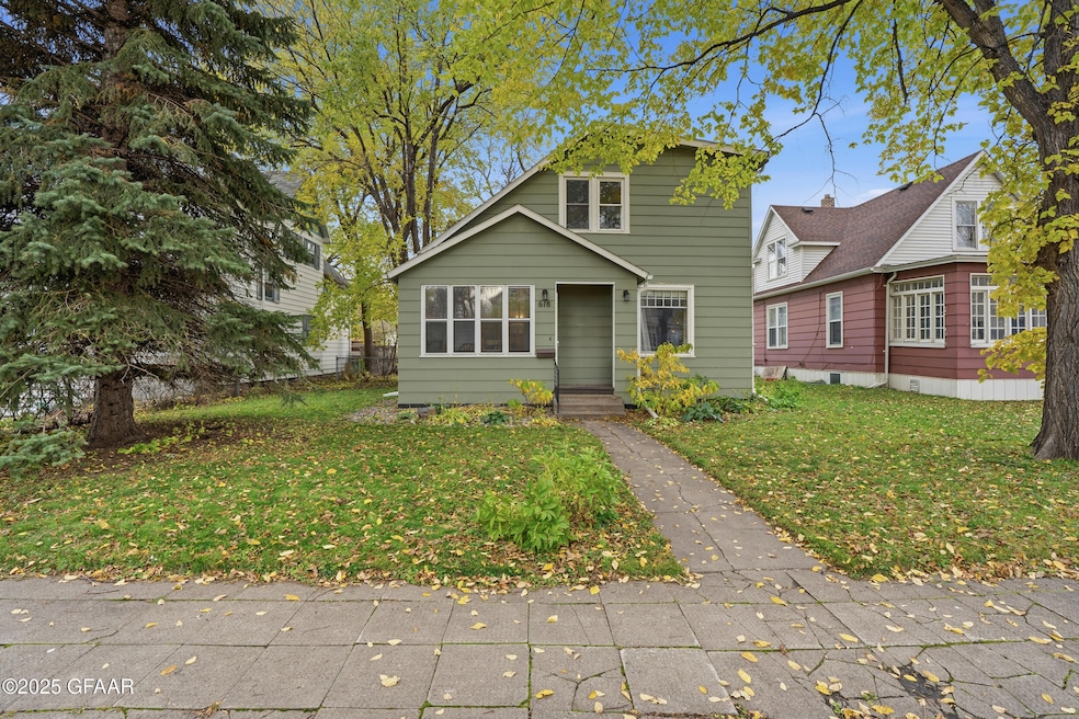 618 Walnut St, Grand Forks, ND 58201 - photo 1