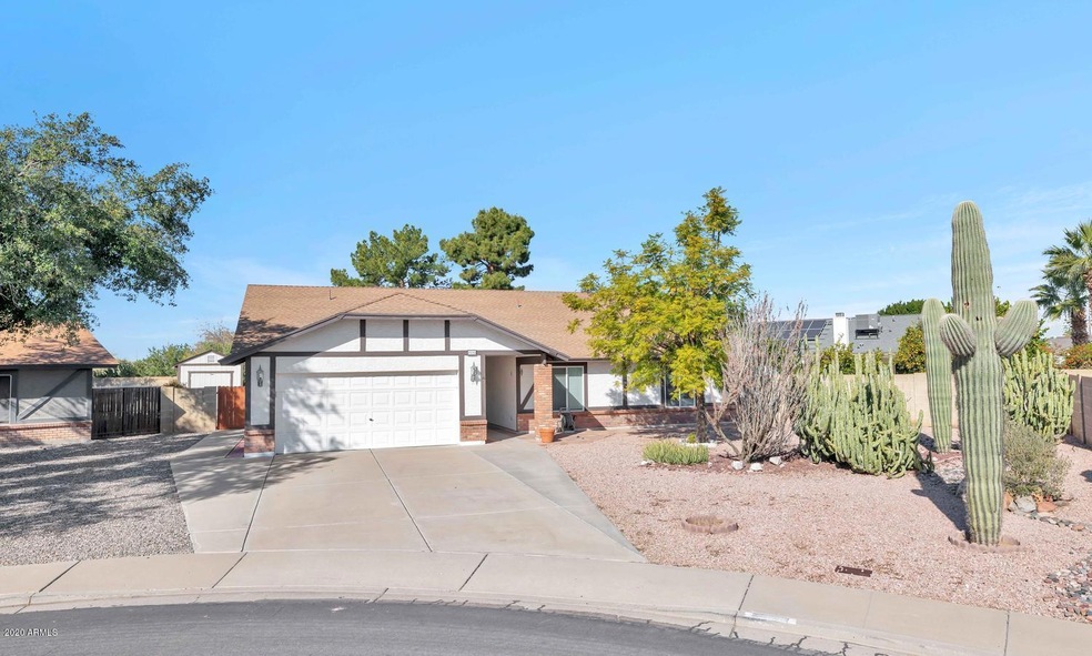 4646 E Fountain Cir-large-001-004-Front