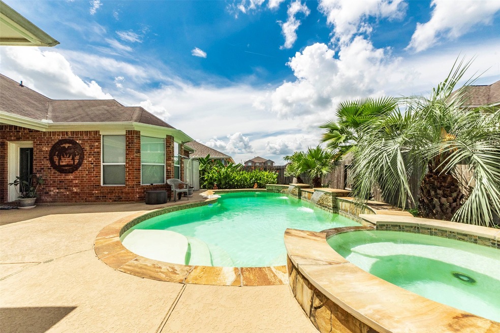 1060 Jennifer St, Alvin, TX 77511 - photo 1