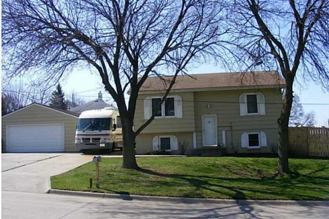 Exterior Front. Great South Des Moines home with 4