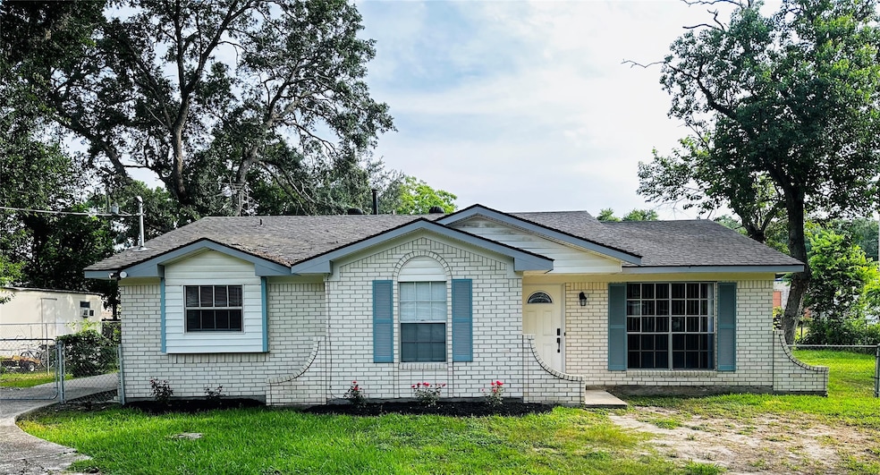 1014 Robinson St, Alvin, TX 77511 - photo 1