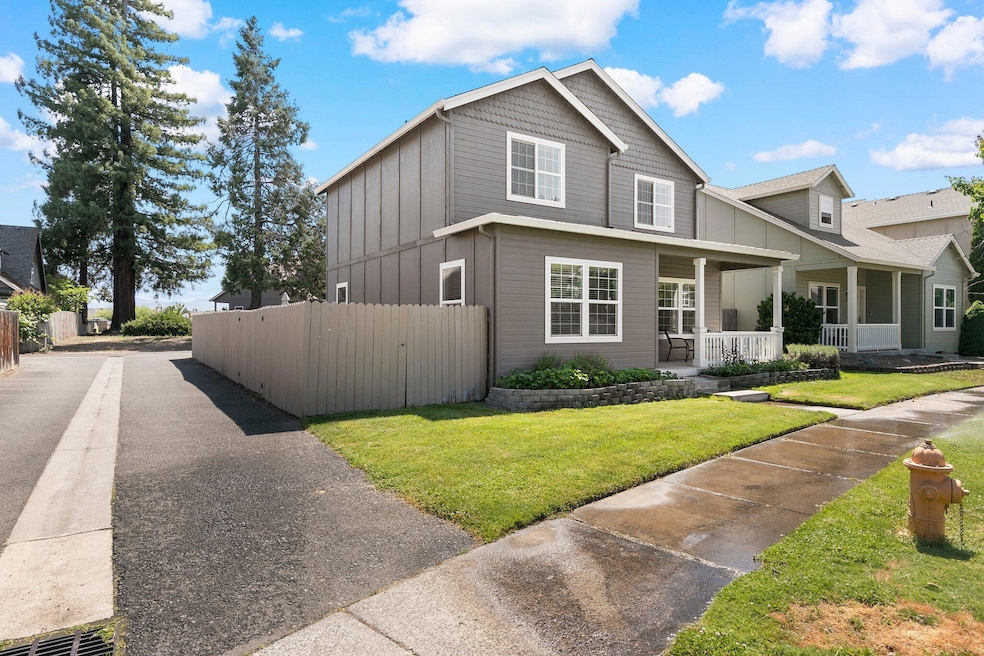 328 Brookhaven Dr, Central Point, OR 97502 - photo 1