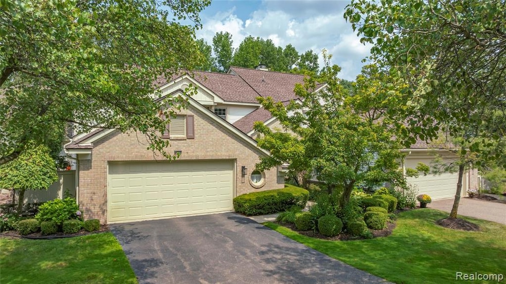 7277 Simsbury Dr, West Bloomfield, MI 48322 - photo 1