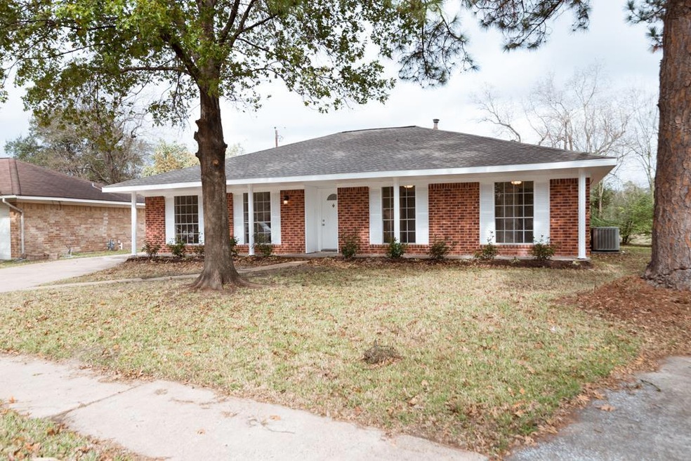 5818 Par Four Dr, Houston, TX 77088 - photo 1