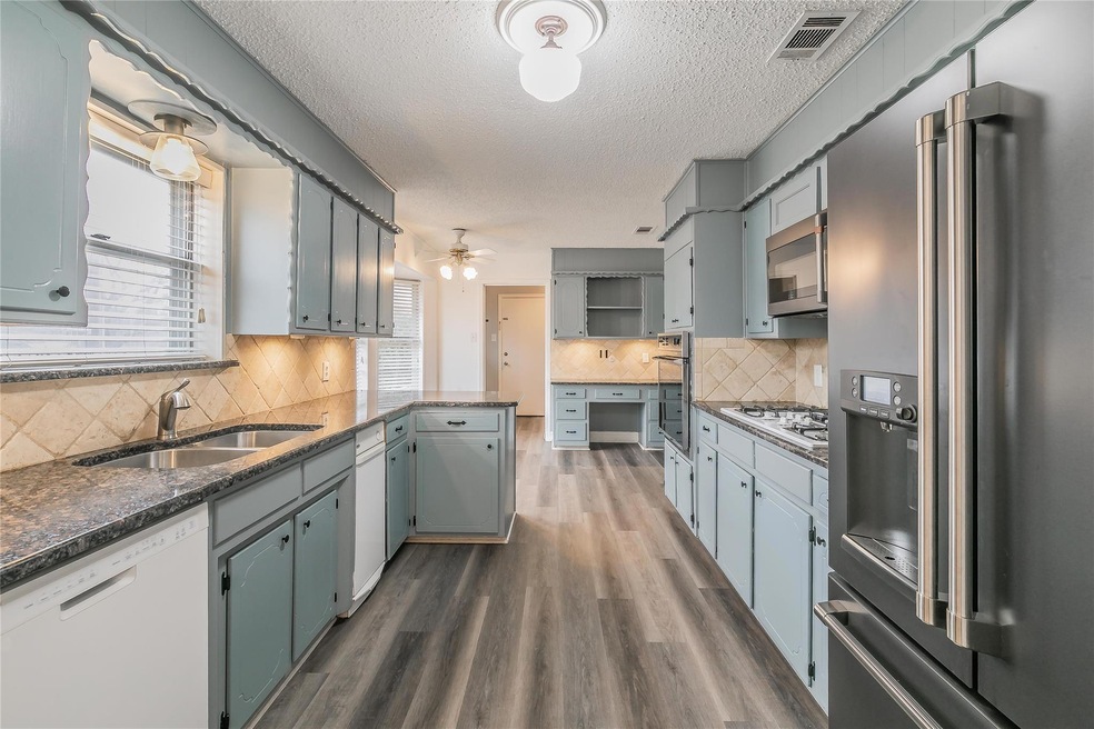 420 Glenn Dr, Hurst, TX 76053 - photo 1