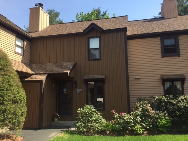 Well maintained condo with fabulous landscaping and backs up to Quarry Pond