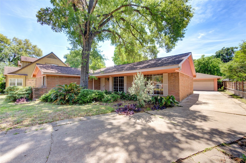 6227 Lindyann Ln, Houston, TX 77008 - photo 1