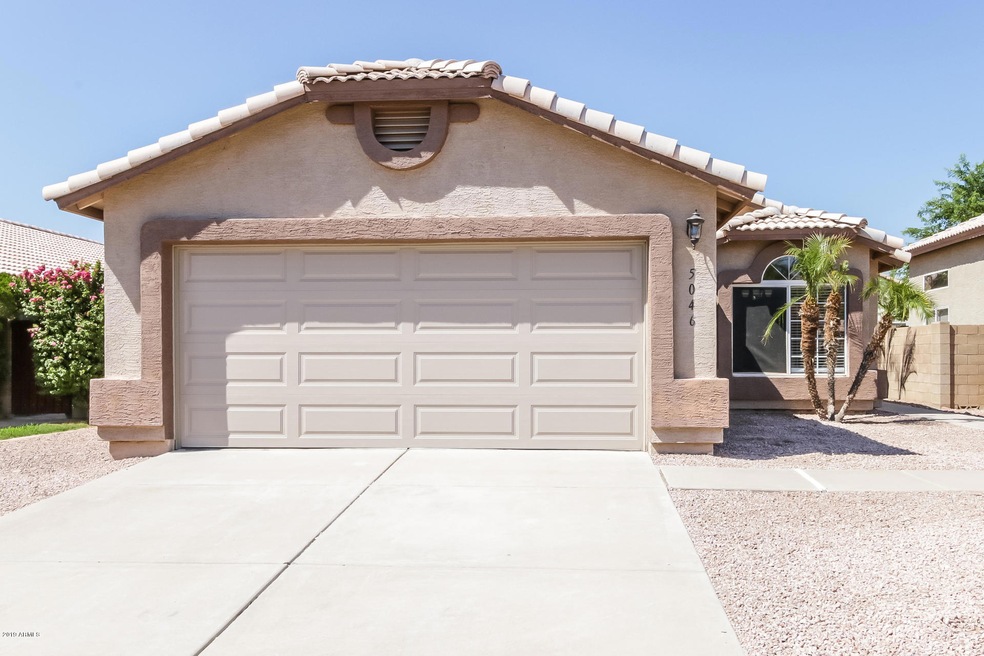 000-photo-front-view-7418105