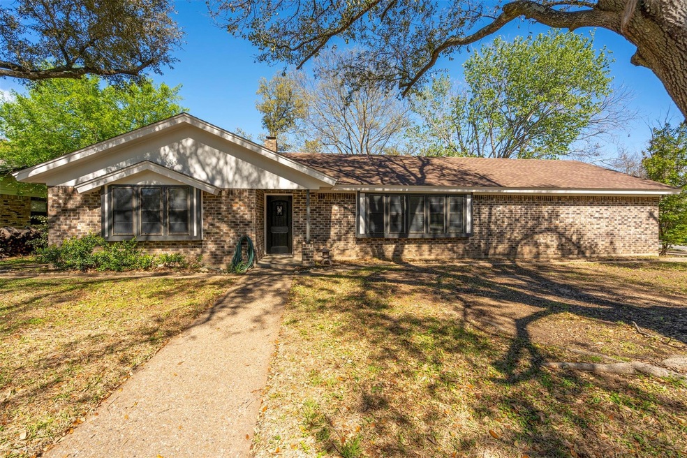 921 Stonelake Dr, Cleburne, TX 76033 - photo 1