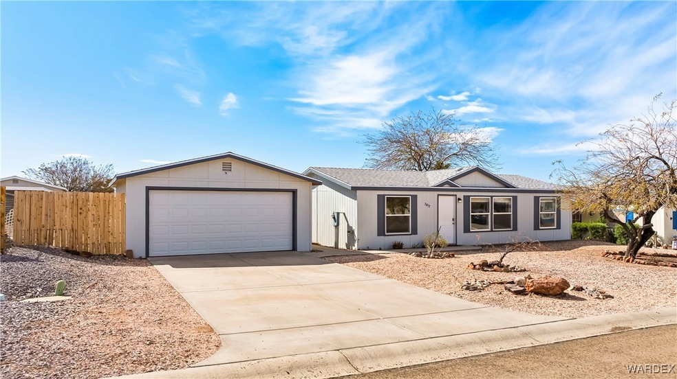 Ranch-style home with an attached garage, a shingl