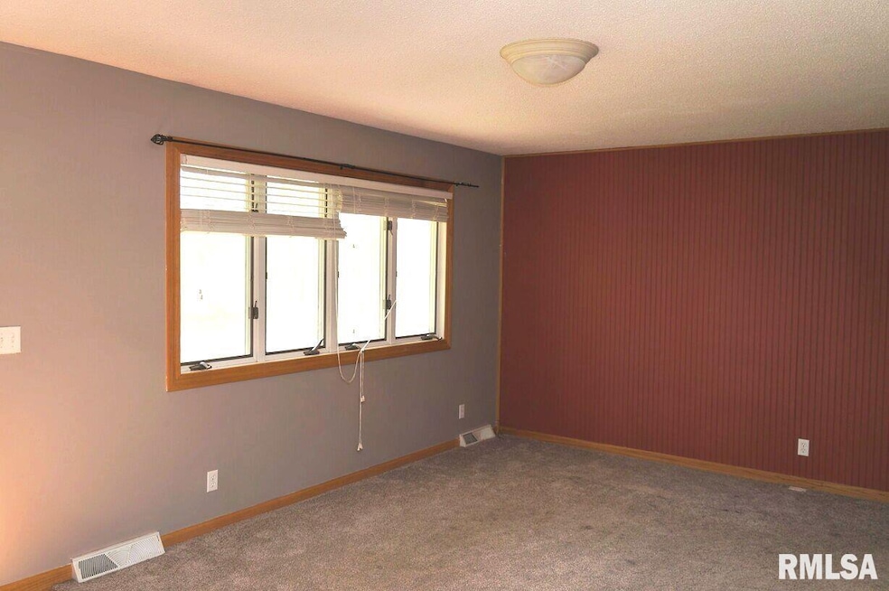 1115 Meadow Lane Dr, Bettendorf, IA 52722 - photo 1