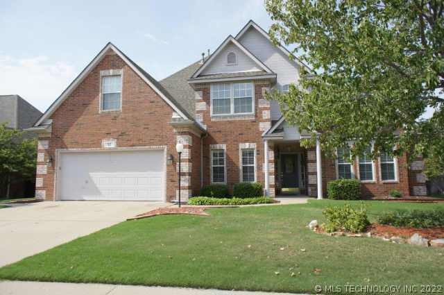 Gorgeous 4/2.5/2 home located in Lancaster Park II