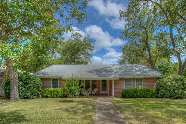 928 Bismark St, Seguin, TX 78155 - photo 1