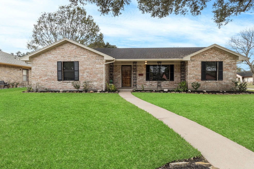 Welcome home to this wonderful one story home in Pearland that has been well cared for since 1984 ~