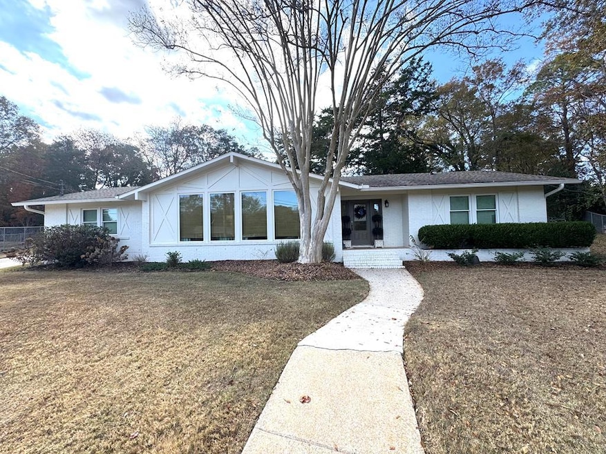 1303 Sussex Ct, Dothan, AL 36303 - photo 1