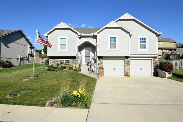 733 Garnes St, Raymore, MO 64083 - photo 1