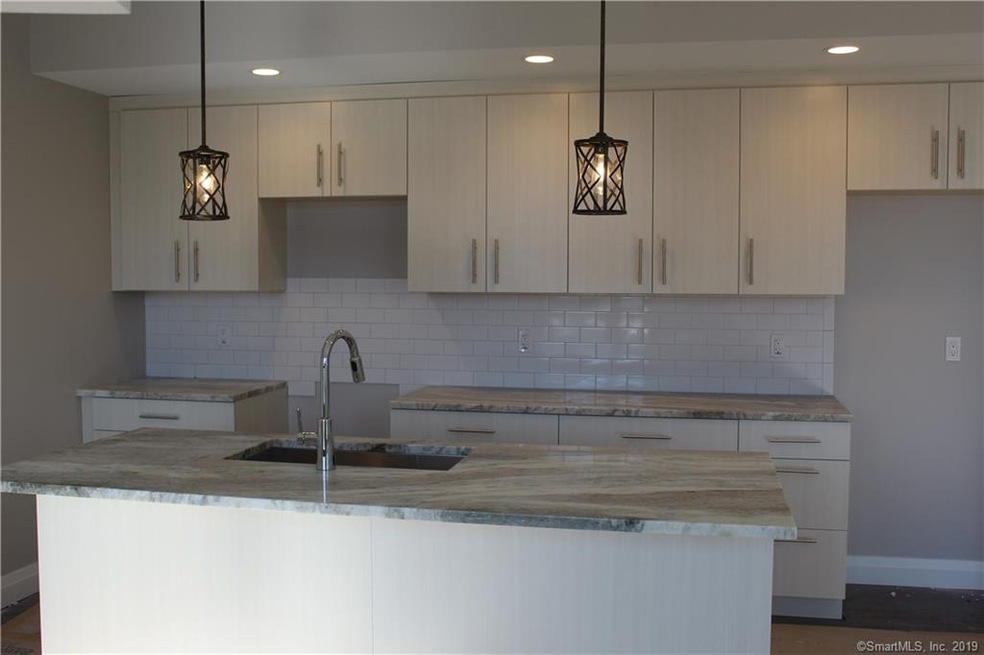 10 Edgewater Cir unit B, East Hampton, CT 06424 - photo 1