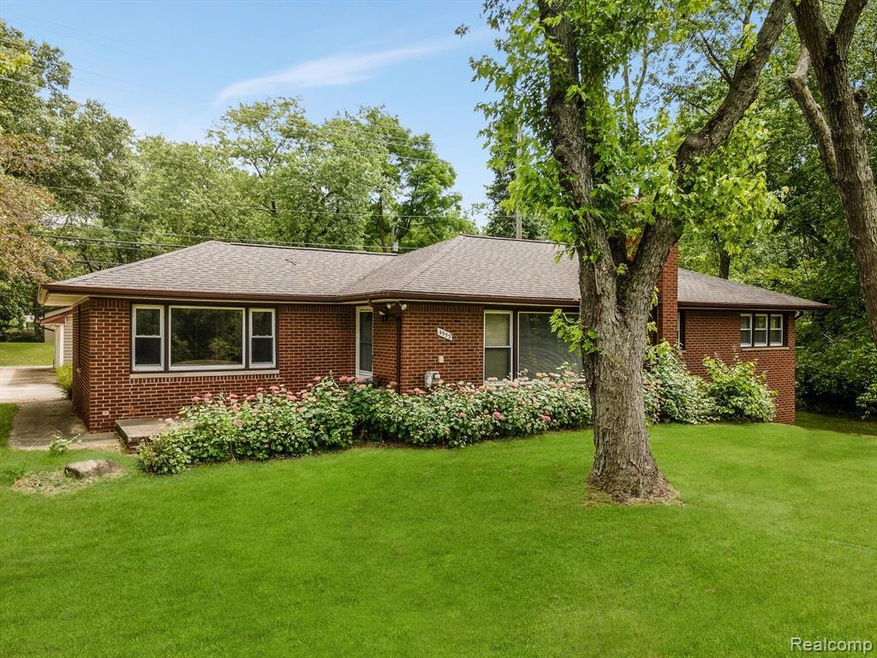 4553 Green Lake Rd, West Bloomfield, MI 48323 - photo 1