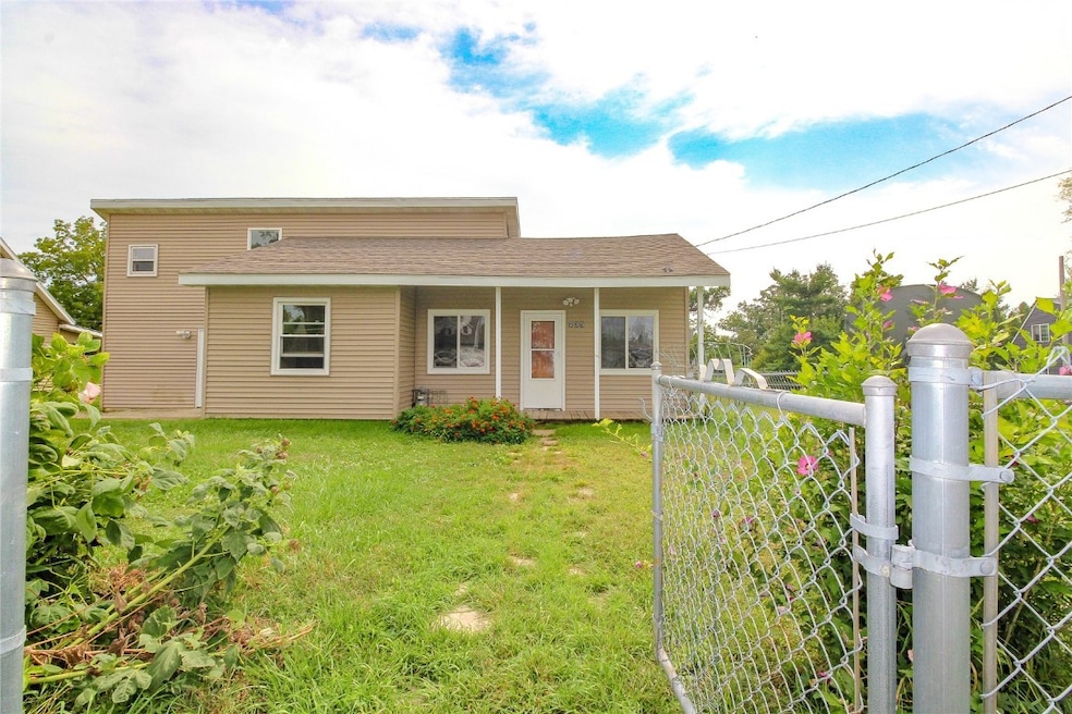 735 Carroll Dr SE, Cedar Rapids, IA 52403 - photo 1