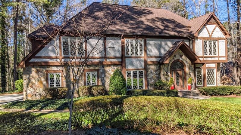 Beautiful curb appeal even in the wintertime. Noti