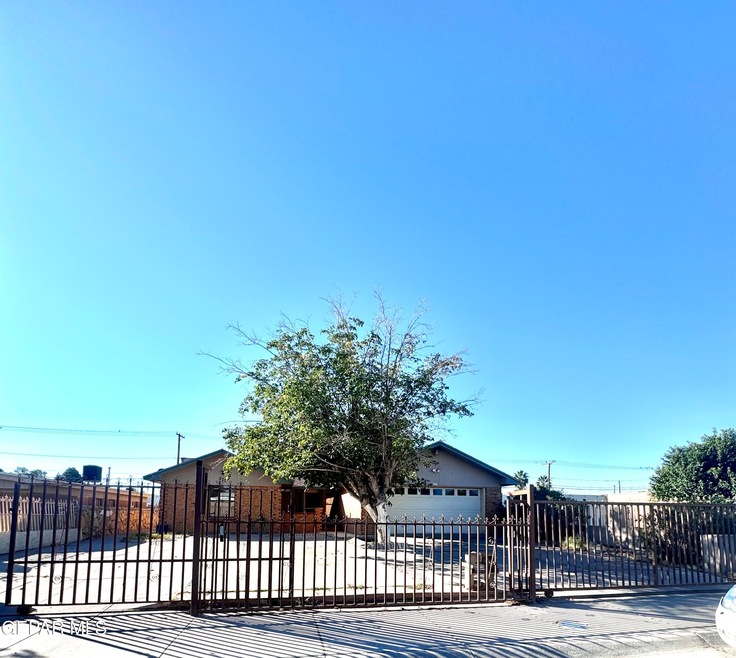 386 Mccune Rd, El Paso, TX 79915 - photo 1